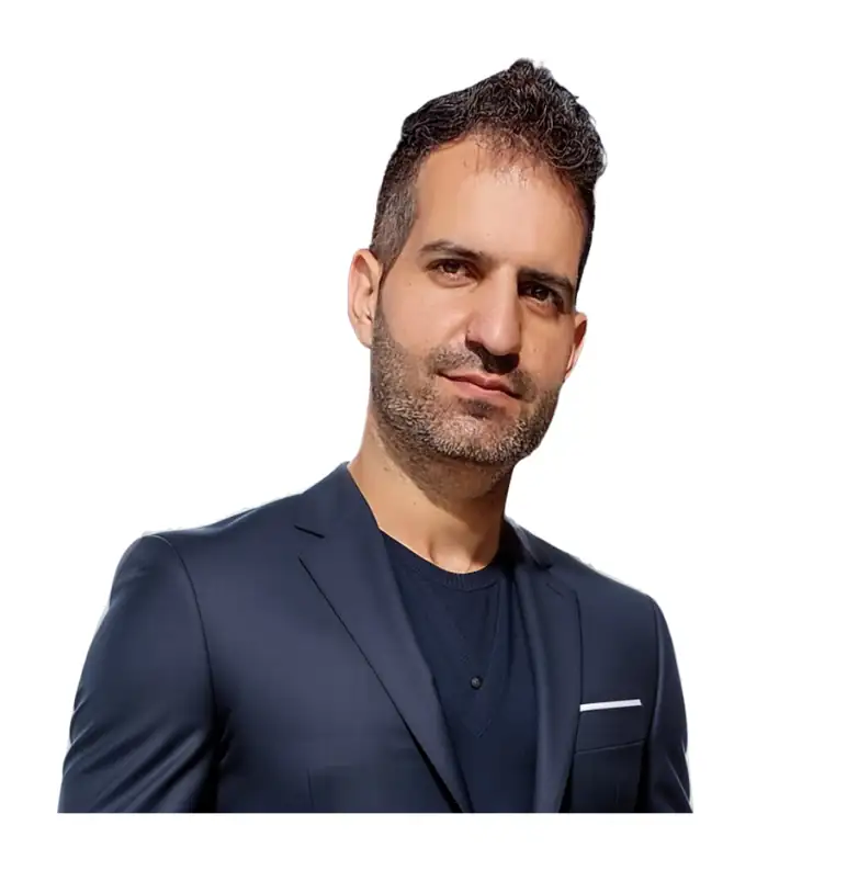 תכנון פיננסי וביטוח – סוכן ביטוח עם חליפה מעניק ייעוץ אישי בתחום הפנסיה והביטוח